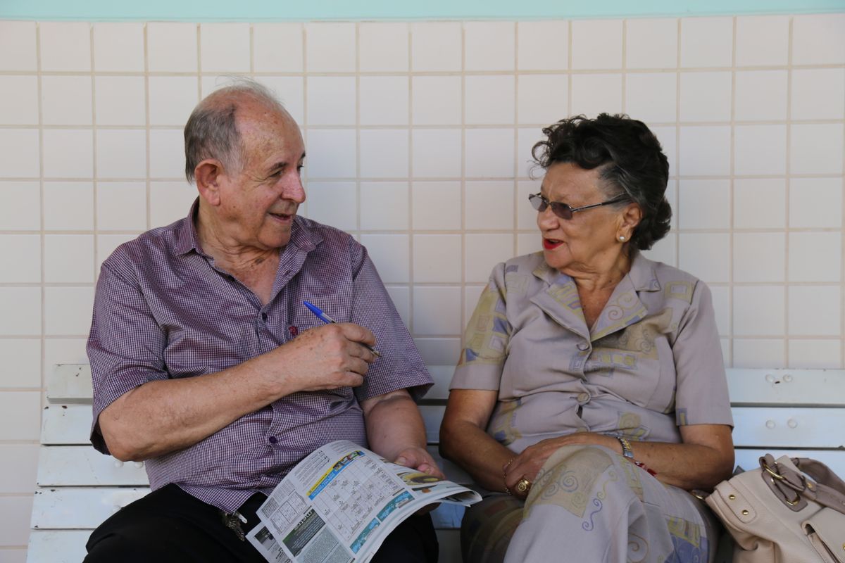 Casal de idosos sentado, ilustrando aposentados que sofreram desconto associativo indevido no benefício do INSS