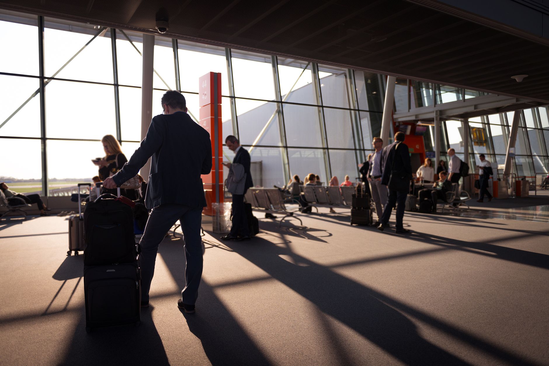 Passageiro aguardando a mala na esteira de bagagens do aeroporto