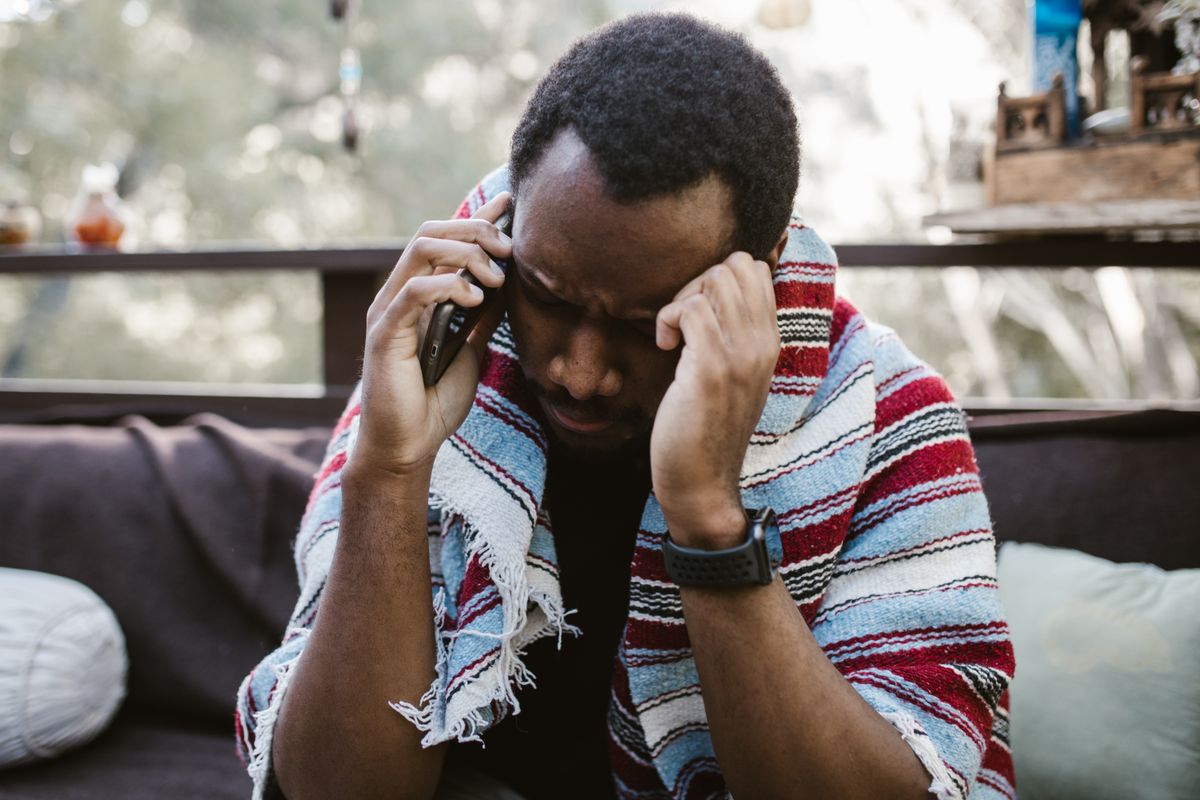 Homem falando ao telefone, ilustrando contato de golpista se passando por advogado