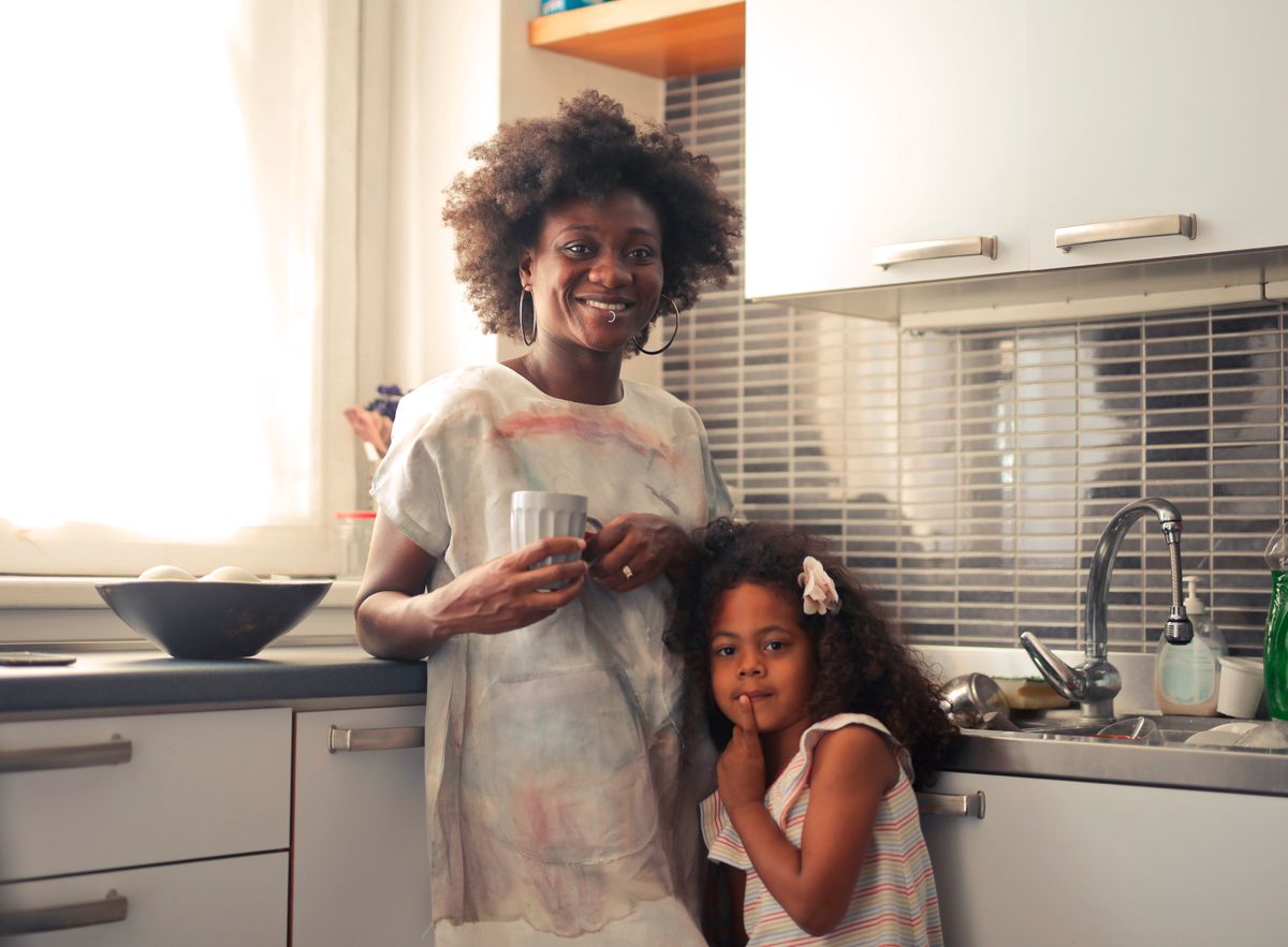 Mãe e filha na cozinha, ilustrando rotina de família após separação e pensão alimentícia