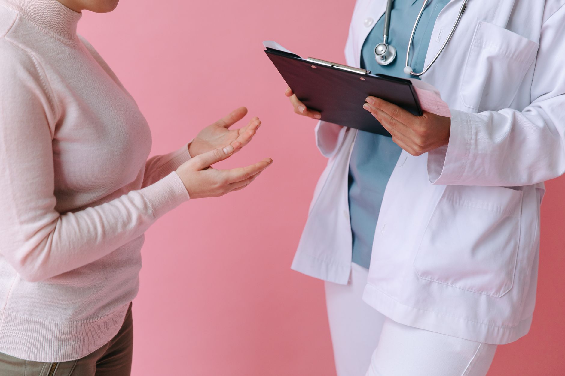 Paciente em consulta médica com médico segurando prancheta, ilustrando negativa de cobertura de plano de saúde