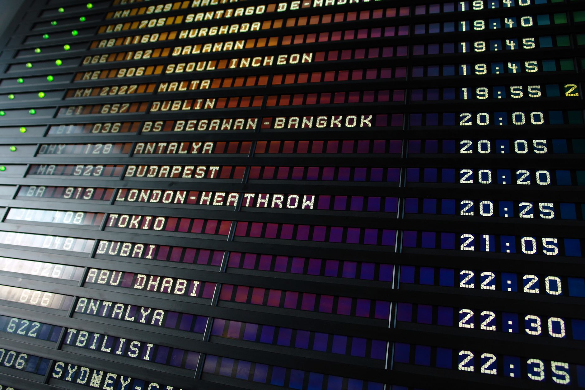 Painel de embarque de aeroporto mostrando voo cancelado ou atrasado